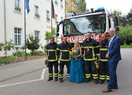 Die Feuerwehrmänner und die künftige Weinkönigin Leonie I. lernen sich nach einem Einsatz vor dem Rathaus kennen. Die Feuerwehrmänner und die künftige Weinkönigin Leonie I. lernen sich nach einem Einsatz vor dem Rathaus kennen.