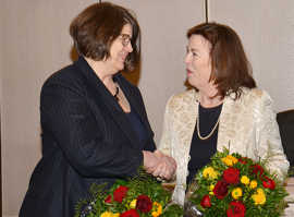 Handschlag zwischen Angelika Birk und Elvira Garbes Handschlag zwischen Angelika Birk und Elvira Garbes