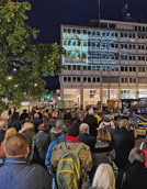 Den Mittelpunkt der Gedenkstunde vor dem Hauptbahnhof bildete eine Video-Projektion von Ralf Kotschka am Heitkamp-Hochhaus. Dabei wurden die Namen aller 513 Deportierten präsentiert und von einigen auch ein Porträtfoto.
