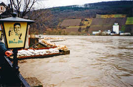 Foto: Mit sandsäcken verstärkte Schutzmauer in Pflazel bei der Scheitelhöhe des Moselhochwassers vom Dezember 1993.