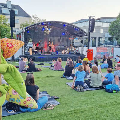 Zum zweiten Mal nach 2018 ist der Flying Grass Carpet auf dem Viehmarktplatz in Trier gelandet und bietet bis 22. August einen Raum für Konzerte, Kino, Ausstellungen, Theater und Comedy. 