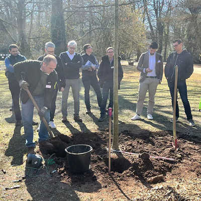 Damian Marx (StadtGrün) pflanzt eine Roteiche und zeigte, wie man einen Baum mit Bodenfeuchtesensorik ausstattet. Foto: StadtGrün