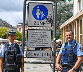 Schilder in der Innenstadt zeigen, wann das Befahren erlaubt ist. Miriam Büchler (l.), Polizei Trier, und Christian Lauer (r.), Kommunaler Vollzugsdienst, kontrollieren die Einhaltung der Regeln.