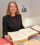 Die städtische Protokollchefin Ruth Mereien-Gürke ist unter anderem für das Gästebuch und das Goldene Buch der Stadt Trier verantwortlich. 