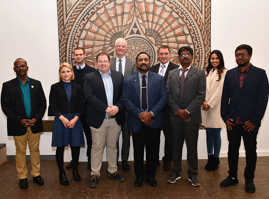 OB Wolfram Leibe (5. v. l.) begrüßt im Rathaus zusammen mit Prof. Peter König von der Hochschule Trier (4. v. r) eine hochrangige Delegation aus Chennai, darunter Selva Samykannu als Vertreter der Regierung der indischen Millionenstadt (3. v. r.) und den Direktor der Hindustan University, Ashok Verghese (5. v. r.).