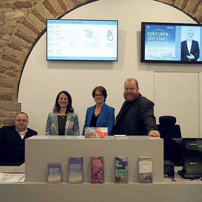 Kulturdezernent Markus Nöhl, Dorothée Henschel und Museumschefin Dr. Viola Skiba (v. r.) am neuen Kassenbereich. Foto: Stadtmuseum
