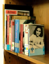 Das Tagebuch von Anne Frank und weitere Publikationen über das jüdische Mädchen stehen im Mittelpunkt der Ausstellung.