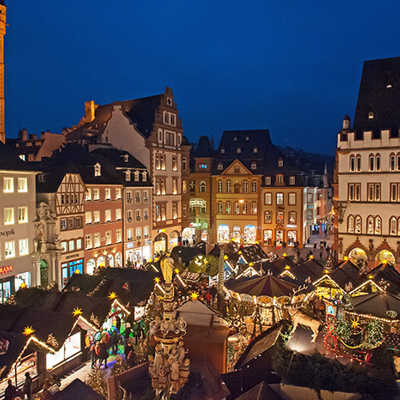 Der Trierer Weihnachtsmarkt auf dem Hauptmarkt bietet ein unverwechselbares, charakteristisches Bild. Foto: Rolf Lorig