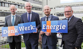 Foto: Andreas Künkler, Wolfram Leibe, Jens Neumeister und Arndt Müller posieren mit dem Titel der neuen Kooperation