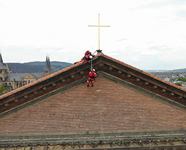 Die Höhenretter der Trierer Feuerwehr im Einsatz an der Konstantin-Basilika.