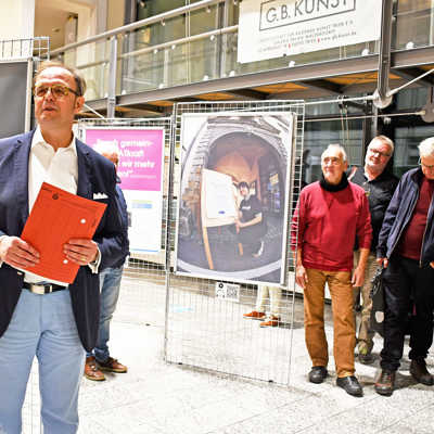 Bei der Vernissage zu „25 Jahren Lokale Agenda 21 Trier“ dankte Innenstadtdezernent Ralf Britten den Engagierten für ihre aktive Mitgestaltung der Stadt als nachhaltigen und lebenswerten Ort.