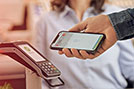 Bei Apple Pay muss nur das Smartphone vor das Lesegerät gehalten werden. Der Rest läuft digital. Foto: Sparkasse