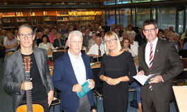 Michael Jäckel, Ralph Brauner und Annette Peters begleiten den früheren OB Helmut Schröer bei der Vorstellung des zweiten Bandes der„Trierer Geschichten“.