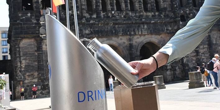 Kostenloser Trinkwasserspender der Stadtwerke Trier an der Porta Nigra.