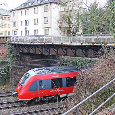 Die marode Eisenbahnüberführung in der Hermesstraße hat ausgedient: Noch dieses Jahr soll ein neuer Überbau für Fußgänger und Radfahrer eingesetzt werden.