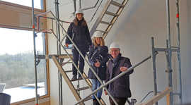 Projektleiterin Beatrix Maier und Bauleiterin Sandra Stassen (v. l.) erläutern OB Wolfram Leibe die Baufortschritte im neuen Schulgebäude