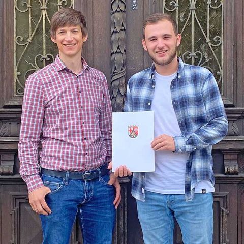 Niklas Aldinger (rechts) mit seinem Ausbilder Daniel Welter vom Amt für Bodenmanagement und Geoinformation. 