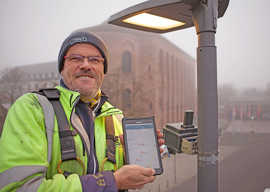 Richard Winkel mit Steuerungsgerät an Straßenlaterne