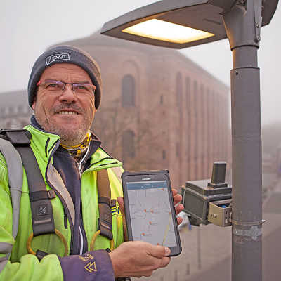 Richard Winkel und seine Teamkollegen von den Stadtwerken haben bereits 6100 Leuchten auf LED-Technik mit digitaler Steuerung umgerüstet. Foto: SWT