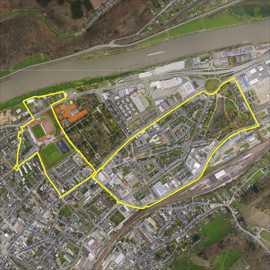 Das Programmgebiet in Trier-Nord (farbig hervorgehoben) umfasst insgesamt 85,65 Hektar. Der Kernbereich wird begrenzt von den Straßen Wasserweg, Metternich- und Herzogenbuscher Straße sowie vom Verteilerring und der Dasbachstraße. Der Erweiterungsbereich wird begrenzt vom Moselufer, der Straße „Am Stadion“, Paulinstraße und Zeughausstraße.  Foto: Portaflug