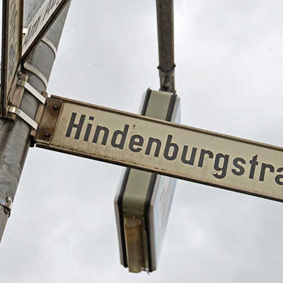 Lange wird dieses Straßenschild nicht mehr hängen, denn der Stadtrat hat eine Umbenennung der Hindenburgstraße, die zwischen der Kaiserstraße und dem Viehmarktplatz verläuft, beschlossen.