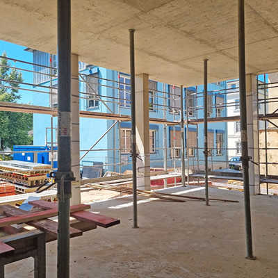 Auf der Baustelle des HGT-Anbaus bietet einer der künftigen Klassenräume Ausblicke auf drei städtische Verwaltungsgebäude.