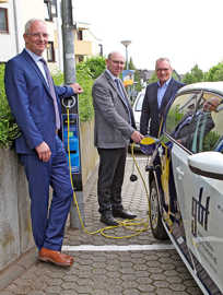 OB Wolfram Leibe, gbt-Vorstand Dr. Stefan Ahrling und SWT-Vorstand Arndt Müller testen die neue Lade-Laterne und „betanken“ ein Elektroauto aus dem gbt-Fuhrpark.