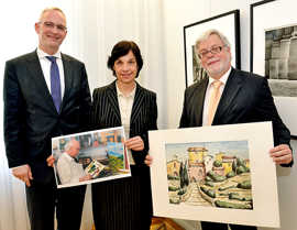 Wolfram Leibe, Dr. Birgit Kugel und Dr. Bernd Kettern mit einer Grafik und einem Foto des Malers Conrad Klein.