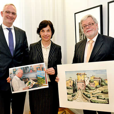 OB Wolfram Leibe, Diözesan-Caritasdirektorin Dr. Birgit Kugel und Caritasdirektor Dr. Bernd Kettern (v. l.) mit einer Grafik und einem Foto des Malers Conrad Klein.