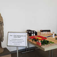 Das Stadt-Modell der Azubis und Studierenden ist im Rathaussaal-Foyer ausgestellt.
