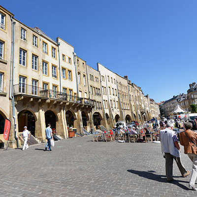 Der Place Saint Louis in Metz, der zum Kaffeetrinken und Verweilen einlädt, besticht vor allem durch sein südländisches Flair. Foto: Philippe Gisselbrecht/Ville de Metz