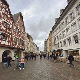 Blick vom Trierer Hauptmarkt über die Simeonstraße zur Porta Nigra.