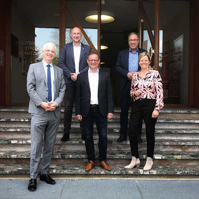 Bei der Konferenz der vier Landkreise und der kreisfreien Stadt Trier begrüßte OB Wolfram Leibe (vorne links) mit Julia Gieseking (Vulkaneifel), Stefan Metzdorf (Trier-Saarburg, vorne Mitte) und Andreas Kruppert (Bitburg-Prüm, hinten links) gleich drei neue Mitglieder, die in den vergangenen Monaten an die Spitze dieser drei Landratsämter gewählt worden sind. Landrat Gregor Eibes (Bernkastel-Wittlich, hinten rechts) komplettierte die Runde. Foto: Presseamt Trier