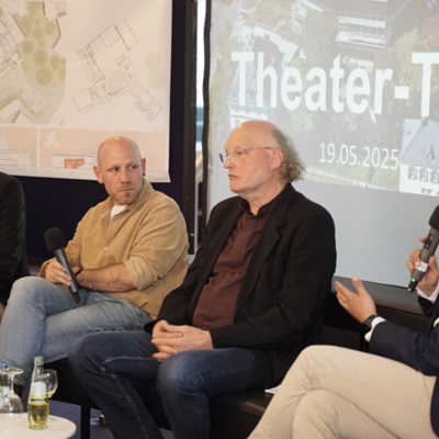 Intendant Lajos Wenzel (rechts) im Gespräch mit den Experten für die Sanierung (v. l.): Christoph Klüsserath (Projektleiter Stadtwerke), Johannes Stiefel (technischer Leiter, Theater) und Professor Matthias Sieveke (Mitglied Preisrichtergremium). Foto: Theater