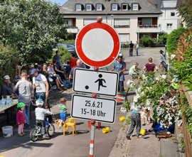 Viele Menschen – Kinder und Erwachsene – kamen in der Wilmowskystraße (links) zusammen, als diese für drei Stunden zur Spielstraße wurde