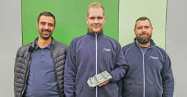 SWT-Ausbildungsleiter Wolfgang Sander (links) und Daniel Willems, Ausbilder für Metallbauer (rechts), freuen sich mit Jakob Kügl, der mit seinem Werkstück den Landeswettbewerb gewann. Foto: Stadtwerke