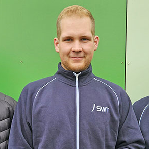 SWT-Ausbildungsleiter Wolfgang Sander (links) und Daniel Willems, Ausbilder für Metallbauer (rechts), freuen sich mit Jakob Kügl, der mit seinem Werkstück den Landeswettbewerb gewann. Foto: Stadtwerke