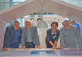 Dr. Bernd Kettern, José Torrejon und Katharina Moik präsentieren Rudolf Fries eine Station der Ausstellung. 