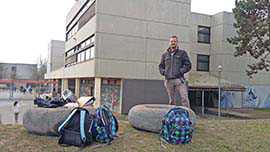 Foto: Der Trierer Künstler Sebastian Böhm und seine „Riesen-Donuts“, die am FSG als Sitzgelegenheit dienen. Foto: Der Trierer Künstler Sebastian Böhm und seine „Riesen-Donuts“, die am FSG als Sitzgelegenheit dienen.