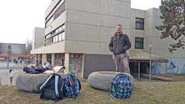 Foto: Der Trierer Künstler Sebastian Böhm und seine „Riesen-Donuts“, die am FSG als Sitzgelegenheit dienen.