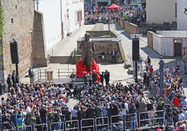 Zahlreiche Gäste waren vor Ort, als die Statue des chinesischen Künstlers Wu Weishan enthüllt wurde. Zahlreiche Gäste waren vor Ort, als die Statue des chinesischen Künstlers Wu Weishan enthüllt wurde.