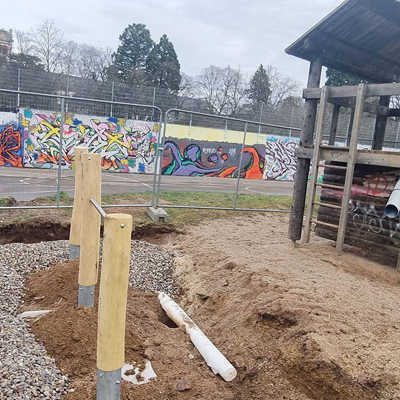 Auf dem Spielplatz im Schammat in Trier-Süd werden aktuell neue Spielgeräte installiert – wie beispielsweise die Turnstangen links im Bild.