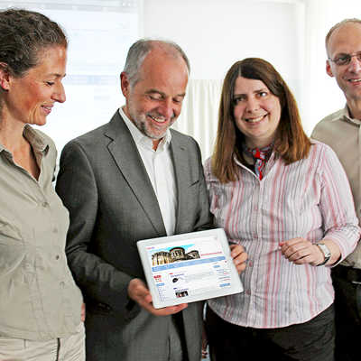Oberbürgermeister Klaus Jensen (mit Tablet) präsentiert gemeinsam mit ICT-Geschäftsführerin Karin Fetzer und den Internet-Redakteuren Britta Bauchhenß und Ralph Kießling (v. l.) die neue Startseite. 