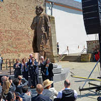 Botschafter Shi Mingde, Ministerpräsidentin Malu Dreyer, OB Wolfram Leibe, Vizeminister Guo Weimin, Baudezernent Andreas Ludwig und Künstler Wu Weishan (v. l.) freuen sich über die soeben enthüllte Statue.