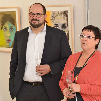 Nach einer kurzen Renovierungspause im „Trier-Zimmer“ eröffnet Dezernent Thomas Egger die Ausstellung von Jutta Limburg. 