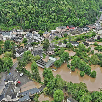 An der Mündung der Ruwer in die Mosel (rechts) sorgte am Freitag der schnell ansteigende Pegel beider Flüsse dafür, dass Häuser und Keller überschwemmt wurden. Bereits am Samstagmittag konnten die Bewohner dann wieder in ihre Häuser zurück. Foto: Feuerwehr Trier/RHOT