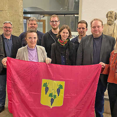  Nachdem der Stadtrat mit großer Mehrheit der Partnerschaft mit dem ukrainischen Isjum zugestimmt hatte, trafen sich Bürgermeisterin Elvira Garbes (Mitte) sowie die Ratsmitglieder Michael Frisch (AfD), Udo Köhler (CDU), Christian Schenk (UBT), Matthias Koster (Linke), Michael Lichter (Grüne), Tobias Schneider (FDP) und Sven Teuber ( SPD, hinten v. l.) mit Vertreterinnen der Deutsch-Ukrainischen-Gesellschaft Trier: Präsidentin Anhelina Leshak (r.) und ihre Vize Oksana Petruk. Dabei wurde eine Fahne der Stadt Isjum mit einem Gruß des Bürgermeisters präsentiert.