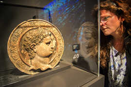 Dr. Bärbel Schulte (Stadtmuseum Simeonstift) betrachtet eine Porträtbüste Kaiser Neros aus dem 16. Jahrhundert