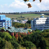 Der Campus der Universität Trier prägt den Stadtteil Tarforst. Im Hintergrund Häuser des alten Ortskerns. 