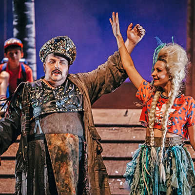 Fritz Spengler (l.) und Frauke Burg als Oberon und Titania in „A Midsummer Night‘s Dream“. Ihr Streit in der Oper hat Auswirkungen auf die gesamte Welt. Foto: Edouard Olszewski